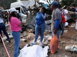 Personas se lamentan en la vía Panamericana tras un atentado este sábado, en Cajibío. EFE/E. Guzmán