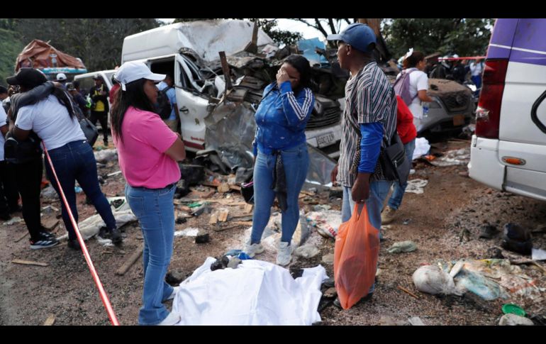 Personas se lamentan en la vía Panamericana tras un atentado este sábado, en Cajibío. EFE/E. Guzmán