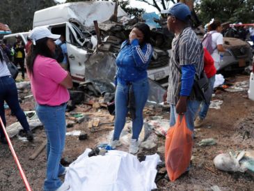 Personas se lamentan en la vía Panamericana tras un atentado este sábado, en Cajibío. EFE/E. Guzmán