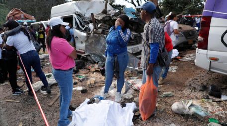Personas se lamentan en la vía Panamericana tras un atentado este sábado, en Cajibío. EFE/E. Guzmán
