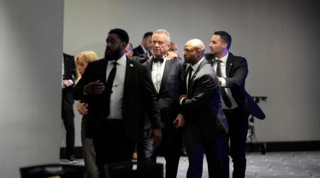 Todos los ocupantes de la mesa presidencial, incluido Donald Trump, fueron evacuados a un lugar seguro. EFE/Y. Gripas