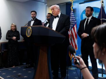 Donald Trump ofrece una conferencia en la Casa Blanca luego del incidente de seguridad ocurrido en la cena de la Asociación de Corresponsales. EFE/W. Oliver