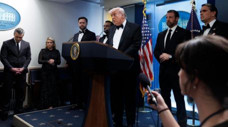 Donald Trump ofrece una conferencia en la Casa Blanca luego del incidente de seguridad ocurrido en la cena de la Asociación de Corresponsales. EFE/W. Oliver