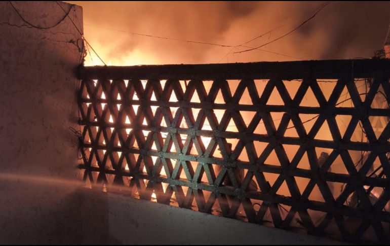 Hasta el momento se desconocen las causas que originaron el fuego en la finca. ESPECIAL/Coordinación Municipal de Protección Civil y Bomberos de Guadalajara