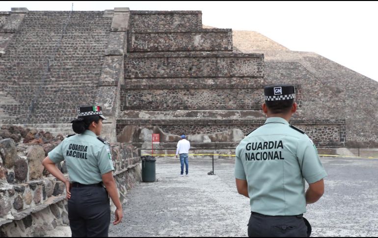 Integrantes de la Guardia Nacional vigilan la zona arqueológica de Teotihuacán. EFE/M. Guzmán