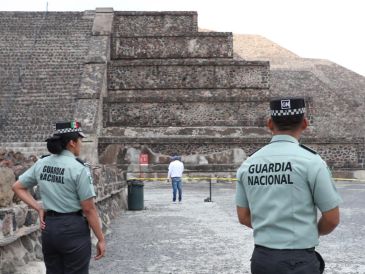 Integrantes de la Guardia Nacional vigilan la zona arqueológica de Teotihuacán. EFE/M. Guzmán