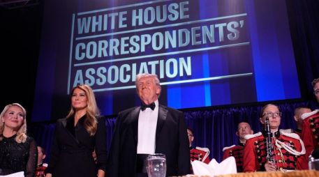 El presidente de Estados Unidos, Donald Trump, junto a la primera dama, Melania Trump, durante la Cena de Corresponsales de la Casa Blanca. EFE/Y. Gripas