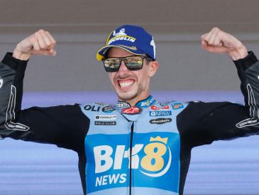 El piloto español de MotoGP Álex Márquez celebra su victoria tras la carrera de motoGP del Gran Premio de España de Motociclismo de 2026. EFE/J. Manuel Vidal