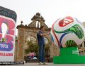 El arte plasmado en los balones abarcó diversas técnicas, desde lo figurativo, lo abstracto, hasta lo más regionalista. EFE/F. Guasco
