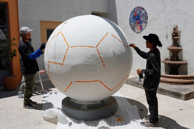 Con la instalación de los balones, la ciudad se convertirá en una gran cancha. EFE/F. Guasco&nbsp;