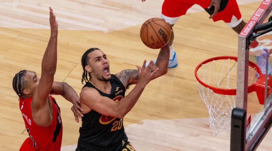 Jaylon Tyson de los Cleveland Cavaliers disputa el balón con Scottie Barnes de los Toronto Raptors este domingo, en un partido de la NBA entre Toronto Raptors y Cleveland Cavaliers en el Scotiabank Arena de Toronto, Canadá. EFE/ J. Rivas