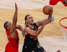 Jaylon Tyson de los Cleveland Cavaliers disputa el balón con Scottie Barnes de los Toronto Raptors este domingo, en un partido de la NBA entre Toronto Raptors y Cleveland Cavaliers en el Scotiabank Arena de Toronto, Canadá. EFE/ J. Rivas