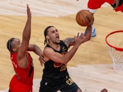Jaylon Tyson de los Cleveland Cavaliers disputa el balón con Scottie Barnes de los Toronto Raptors este domingo, en un partido de la NBA entre Toronto Raptors y Cleveland Cavaliers en el Scotiabank Arena de Toronto, Canadá. EFE/ J. Rivas