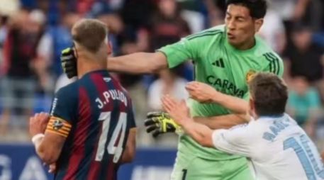 El arquero argentino Esteban Andrada protagonizó una agresión durante un partido de la Segunda División. ESPECIAL