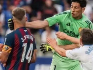 El arquero argentino Esteban Andrada protagonizó una agresión durante un partido de la Segunda División. ESPECIAL