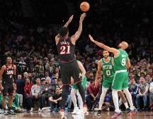 El regreso de Joel Embiid a la duela este domingo no fue suficiente para llevar a los Philadelphia 76ers a la victoria en el Juego 4. AFP/ J. D. GARRABRANT.