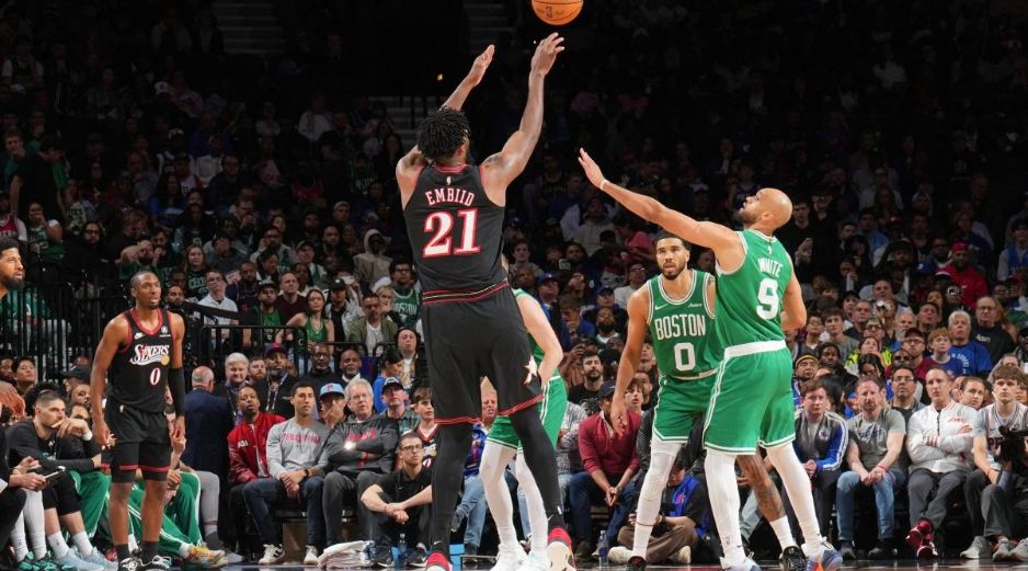 El regreso de Joel Embiid a la duela este domingo no fue suficiente para llevar a los Philadelphia 76ers a la victoria en el Juego 4. AFP/ J. D. GARRABRANT.