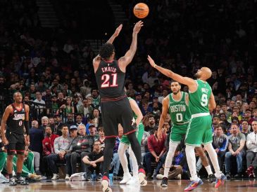 El regreso de Joel Embiid a la duela este domingo no fue suficiente para llevar a los Philadelphia 76ers a la victoria en el Juego 4. AFP/ J. D. GARRABRANT.