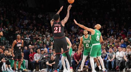 El regreso de Joel Embiid a la duela este domingo no fue suficiente para llevar a los Philadelphia 76ers a la victoria en el Juego 4. AFP/ J. D. GARRABRANT.