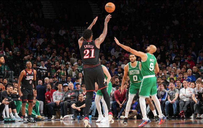 El regreso de Joel Embiid a la duela este domingo no fue suficiente para llevar a los Philadelphia 76ers a la victoria en el Juego 4. AFP/ J. D. GARRABRANT.
