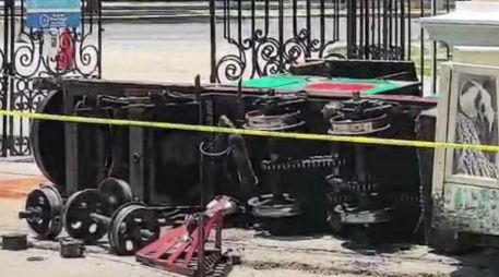 Las autoridades municipales indicaron que ninguno de los vagones presentó problemas, ni los rieles, ya que solo la maquinaria se atoró, provocando que se volteara. ESPECIAL