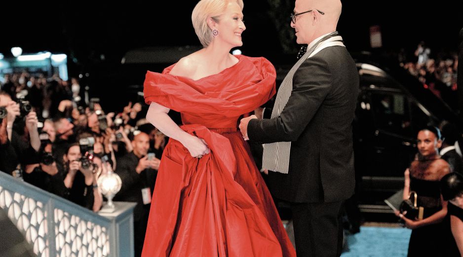 Meryl Streep y Stanley Tucci lucen un look digno de la revista Runway. ESPECIAL
