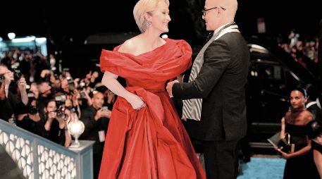 Meryl Streep y Stanley Tucci lucen un look digno de la revista Runway. ESPECIAL