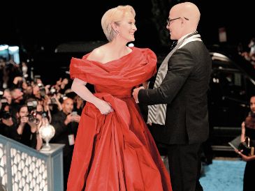 Meryl Streep y Stanley Tucci lucen un look digno de la revista Runway. ESPECIAL