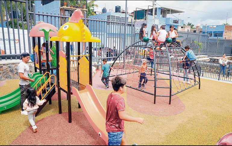 Niñas y niños disfrutan de actividades al aire libre en un parque, en una jornada de convivencia y recreación familiar. EL INFORMADOR/ J. Acosta