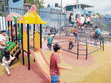 Niñas y niños disfrutan de actividades al aire libre en un parque, en una jornada de convivencia y recreación familiar. EL INFORMADOR/ J. Acosta