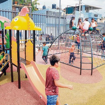 Niñas y niños disfrutan de actividades al aire libre en un parque, en una jornada de convivencia y recreación familiar. EL INFORMADOR/ J. Acosta