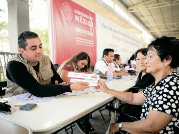 Adultas mayores reciben apoyo gubernamental, una de las principales fuentes de ingreso para la población en edad de retiro en México. EL INFORMADOR/ Archivo