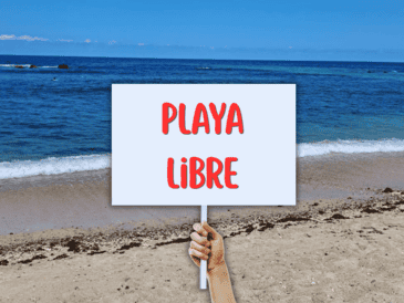 Los manifestantes denuncian públicamente que las obras de un enorme muro de piedra están destruyendo el entorno natural y bloqueando el libre acceso a la conocida Playa Las Cocinas. ESPECIAL / CANVA