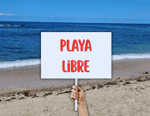 Los manifestantes denuncian públicamente que las obras de un enorme muro de piedra están destruyendo el entorno natural y bloqueando el libre acceso a la conocida Playa Las Cocinas. ESPECIAL / CANVA