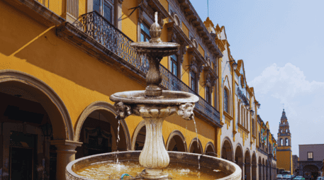 Un hombre causó destrozos a la fuente del patio central de la Presidencia Municipal de Celaya 