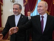 El presidente ruso Vladimir Putin y el ministro de Asuntos Exteriores iraní, Abbas Araghch. EFE / Dmitri Lovetsky