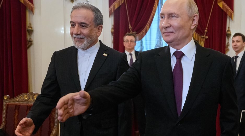 El presidente ruso Vladimir Putin y el ministro de Asuntos Exteriores iraní, Abbas Araghch. EFE / Dmitri Lovetsky