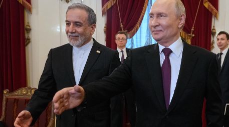 El presidente ruso Vladimir Putin y el ministro de Asuntos Exteriores iraní, Abbas Araghch. EFE / Dmitri Lovetsky