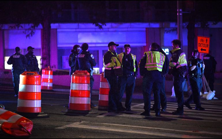 Imagen del 25 de abril de 2026 de oficiales de la policía montando guardia cerca del Hotel Washington Hilton donde se llevó a cabo la cena de corresponsales de la Casa Blanca, en Washington D.C., Estados Unidos. Xinhua/L. Rui.