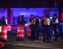 Imagen del 25 de abril de 2026 de oficiales de la policía montando guardia cerca del Hotel Washington Hilton donde se llevó a cabo la cena de corresponsales de la Casa Blanca, en Washington D.C., Estados Unidos. Xinhua/L. Rui.