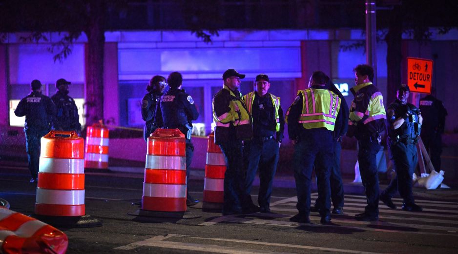 Imagen del 25 de abril de 2026 de oficiales de la policía montando guardia cerca del Hotel Washington Hilton donde se llevó a cabo la cena de corresponsales de la Casa Blanca, en Washington D.C., Estados Unidos. Xinhua/L. Rui.