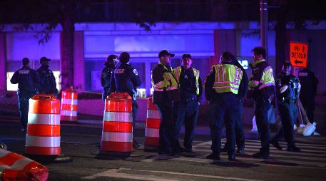Imagen del 25 de abril de 2026 de oficiales de la policía montando guardia cerca del Hotel Washington Hilton donde se llevó a cabo la cena de corresponsales de la Casa Blanca, en Washington D.C., Estados Unidos. Xinhua/L. Rui.