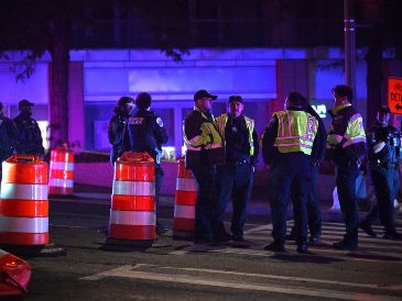 Imagen del 25 de abril de 2026 de oficiales de la policía montando guardia cerca del Hotel Washington Hilton donde se llevó a cabo la cena de corresponsales de la Casa Blanca, en Washington D.C., Estados Unidos. Xinhua/L. Rui.