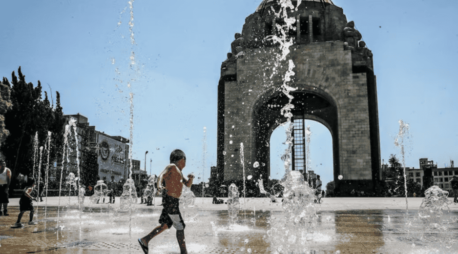 Se recomienda mantenerse hidratado y utilizar ropa ligera y clara. SUN / ARCHIVO