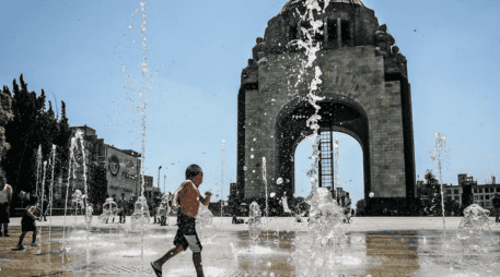 Se recomienda mantenerse hidratado y utilizar ropa ligera y clara. SUN / ARCHIVO