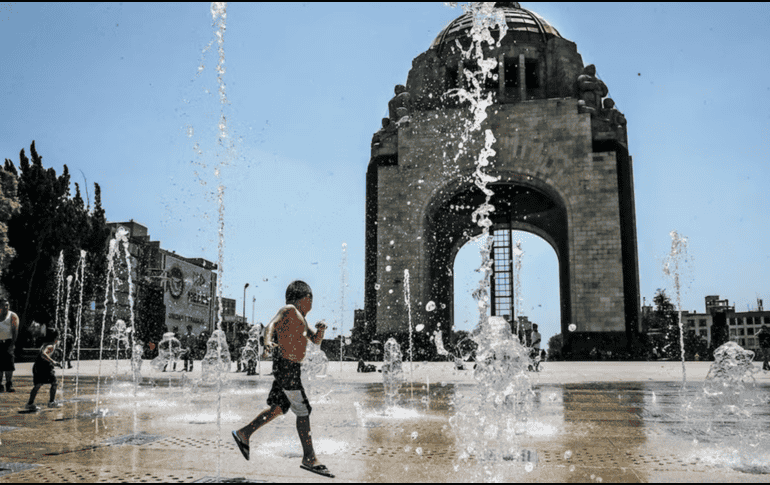 Se recomienda mantenerse hidratado y utilizar ropa ligera y clara. SUN / ARCHIVO