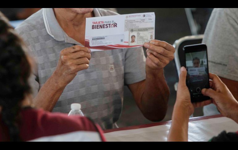 Aunque la pensión de adultos mayores acapara las búsquedas en redes, hay más apoyos del Bienestar que se depositarán en el siguiente mes. EL INFORMADOR/ARCHIVO