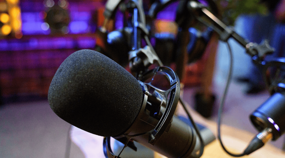 El doblaje mexicano no es solo traducción, sino una reinterpretación artística que hace el contenido extranjero más cercano y divertido para la audiencia. CANVA