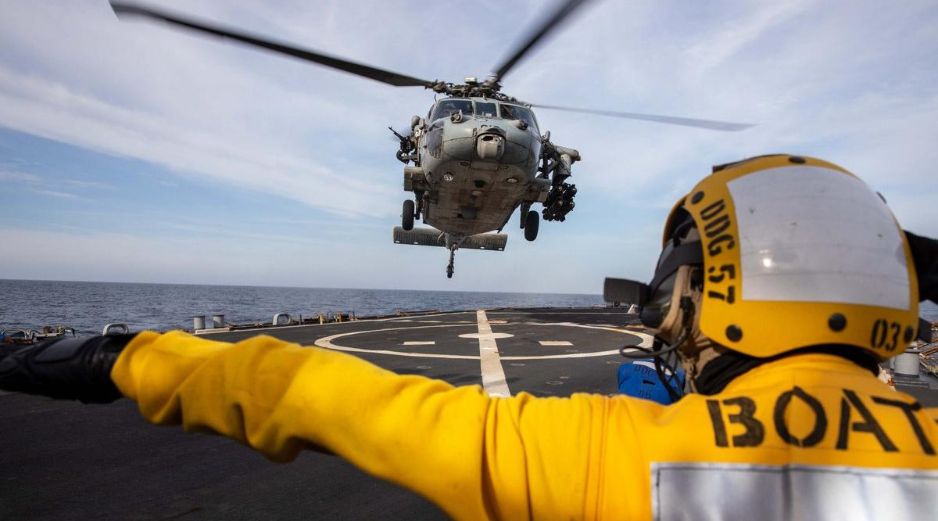 Imagen que muestra el aterrizaje de un helicóptero MH-60S Sea Hawk en la cubierta de vuelo del destructor de misiles guiados USS Mitsche, en Ormuz. EFE/CENTCOM
