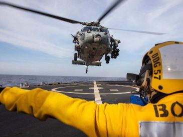 Imagen que muestra el aterrizaje de un helicóptero MH-60S Sea Hawk en la cubierta de vuelo del destructor de misiles guiados USS Mitsche, en Ormuz. EFE/CENTCOM